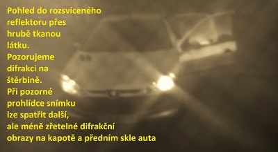 difrakce na štěrbině - reflektor auta focený  přes tkaninu